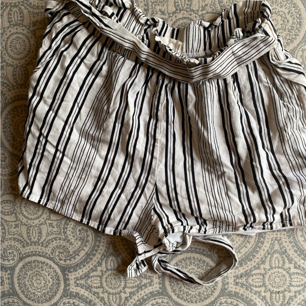 🎉5/$15 CLEAR OUT SALE!🎉 Alter’d State Stripe shorts size small